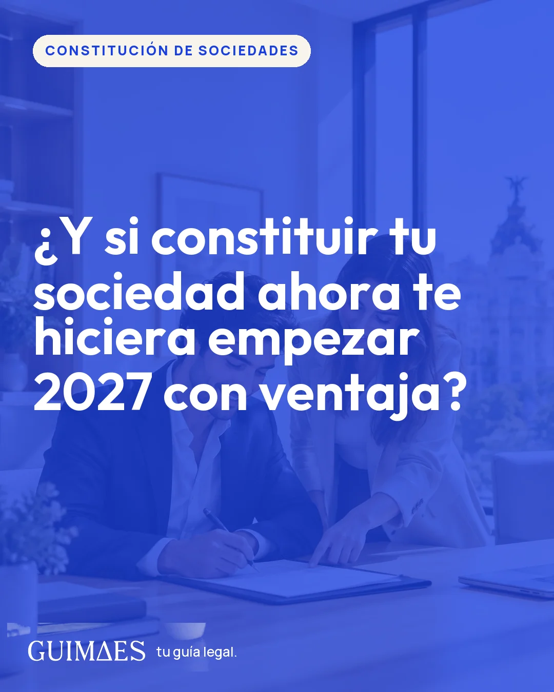 Dos socios revisan la escritura de constitución de su sociedad en un despacho